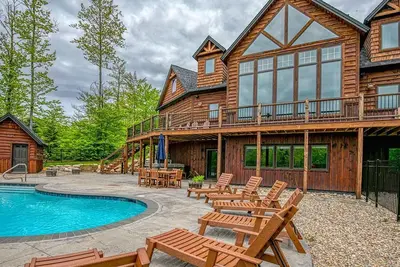 Image de Elegant mountain-view home with private hot tub, saltwater pool & foosball