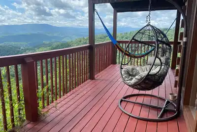 Image de Stunning mountain top view! This cabin has it all!