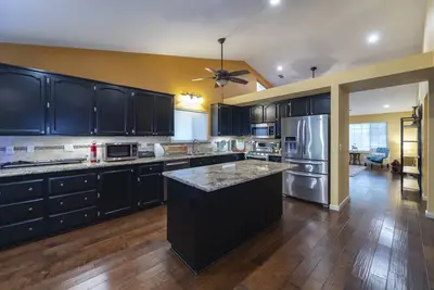 Image de Central Location 4br w\/ Arcades & Spacious Parking