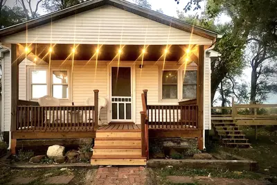 Image de Cozy Country Cottage is family friendly, small taste of country close to town.