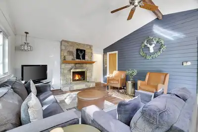 Image de Romantic Cottage in Lake Community w Private Hot Tub