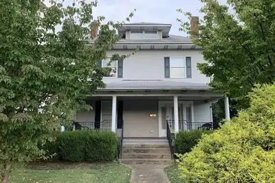 Image de Stately home conveniently located in the city with a riverfront view!