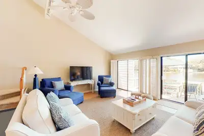 Image de Spacious family retreat w\/ water view, large deck, & perfect location