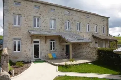 Gîte familial en pleine nature avec cour privée, Wi-Fi et proche randonnées à Le Mas-de-Tence