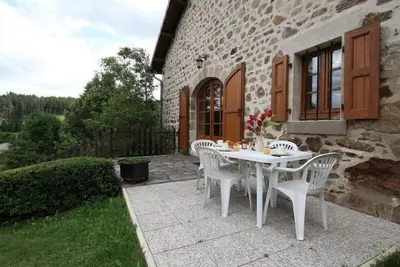 Image de Grande maison en pierres avec jardin, proche d'un bourg médiéval, animaux acceptés