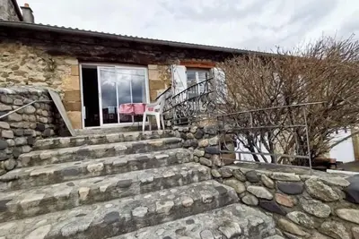 Image de Gîte familial au cœur des gorges de la Loire avec équipements bébé et loisirs extérieurs