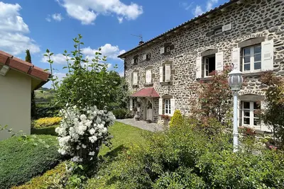 Image de Charme du Velay : Maison de caractère avec cheminée, terrasse et équipements bébé à St-Paulien