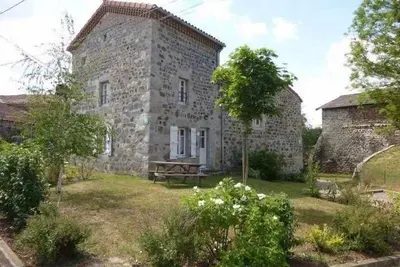 Image de Gîte indépendant 4 pers. à Rauret avec cour, proche gorges de l'Allier, parking privé, animations.