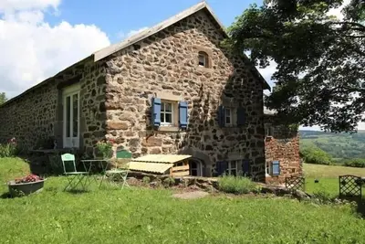 Location authentique avec cheminée et toit de chaume, proche nature et activités à St-Front