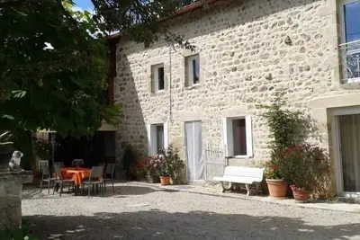Gîte de charme en Auvergne, cour fermée, jardins privés, Bbq, babyfoot, proche St Jacques de Compostelle