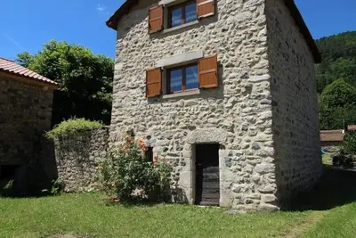 Image de Gîte pittoresque en bord de rivière avec jardin clos, proche sports et sites touristiques
