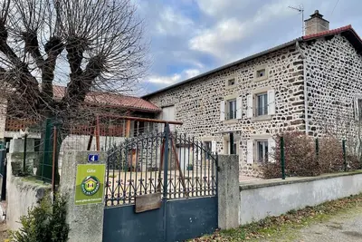 Image de Ferme du XIXe siècle avec cour fermée et terrasse, proche des gorges de la Loire et du Puy-en-Velay