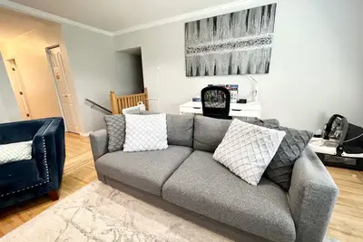 Image de 💥💎3 bedrooms 1. 5 baths near Downtown W/ Ac 2 car parking. 1204 sq ft / 111 sq m