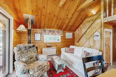 Image de Lakefront, cabin-inspired home with firepit, grill, & screened porch, Wifi