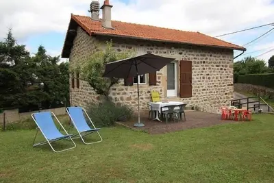 Image de Charmante Maison Traditionnelle avec Jeux, Terrasse et Parking à Lantriac
