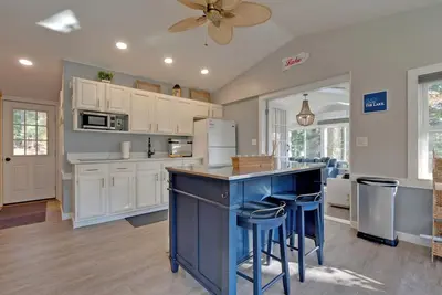 Image de Cozy Waterfront cottage with Private dock- dog friendly!