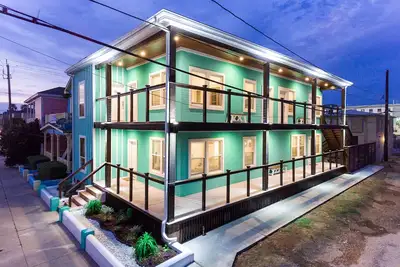 Image de Top floor upscale contemporary space with great views and great location