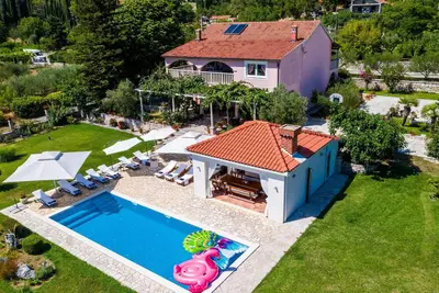 Image de Superbe maison Ă Gruda avec sauna