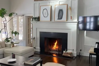 Image de Family home in one of Ny top-ranked school districts with Tennis court