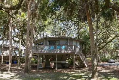 Image de Treehouse Escape - Walk to Beach + Private Deck