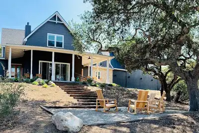 Image de \"Almost\" Brand New 2020 \"Modern Farm House \". Close to beach and wine country