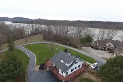 Image de Lake house with boat ramp access across the street & tons of boat parking space.