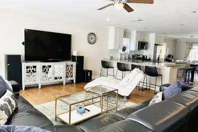Image de Stylish 4br, spacious Lr home with entertaining backyard. Walk to At&T Stadium