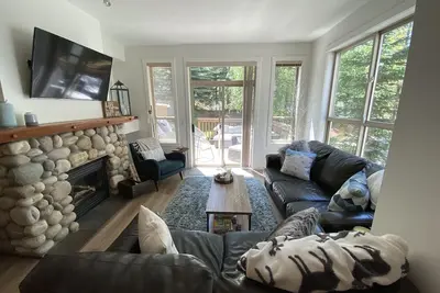 Image de Fabulous Ski-in/out Renovated 3 Bdrm Upper Village Townhome with bdrm Ac & den