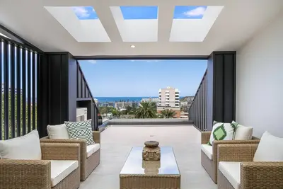 Image de Designer Penthouse Overlooking Manly, the Ocean and Harbour