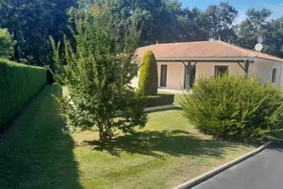 Image de Maison avec piscine chaufée salle de jeux et terrain de boule
