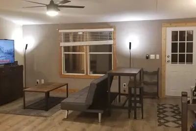 Image de Clean and Cozy Creekside Home