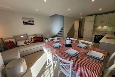 Image de Chalet Les Cascades, 3 chambres, 2 salles de bains, accès piscine.