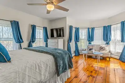 Image de Coastal Victorian Home, Walk to Downtown