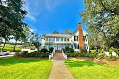 Image de “The Magnolia House” LakeFront Compound Sleeps 58+! Pool, Hottub, kayaks, &more!