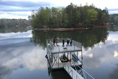 Image de Lakefront Gem, Mtn views, dock + Hot Tub