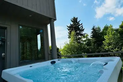 Image de Vermont's Mountain Villa: Hot tub, Ski views, Pet+
