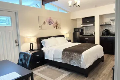 Luxury private suite in downtown Bellevue, free parking