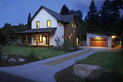 Image de Modern Luxury Rattlesnake Family Home
