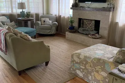 Image de Roomy updated 1950’s cottage in the perfect spot on the island!