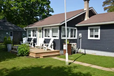 Image de 20 Tuyll Cottage Beach access right across! short 5 min walk downtown, Marina