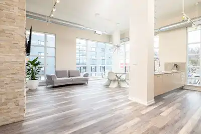 Image de 2 bedroom + Den bright Casa Loma/Madison Avenue Loft Condo