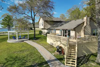 Image de Shared Boat Ramp: Waterfront Home in Grove