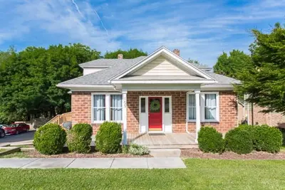 Image de Charming Brick Bungalow Steps from Jmu Fenced backyard 30 day min