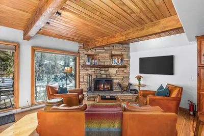 Image de Luxury Riverfront duplex, spacious deck w/ grill, 2 desks, heated Pool, hot tubs