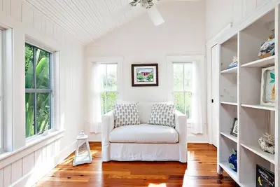 Image de Private historical completely renovated cottage with 60 ft dock on Sarasota Bay