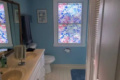 Image de Vacation in Paradise: Spacious Four Bedroom Waterfront Cottage that has it All.