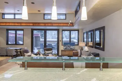 Image de Main Street Penthouse! ! Amazing views 3 Bedroom, Walk to everything