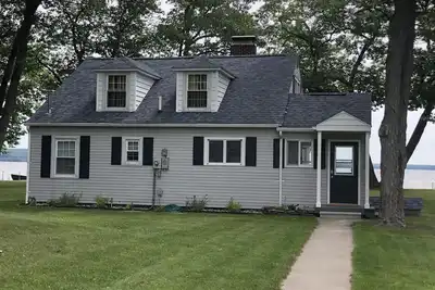 Image de Charming Black Lakefront Cottage w/Pickleball Court-Summer weeks still available