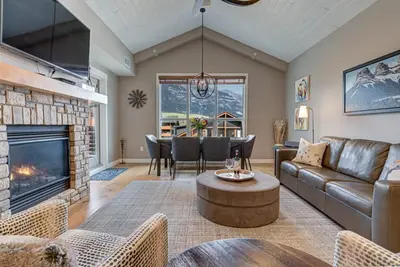 Image de Amazing 1 bedroom & Den Penthouse Suite! Vaulted!