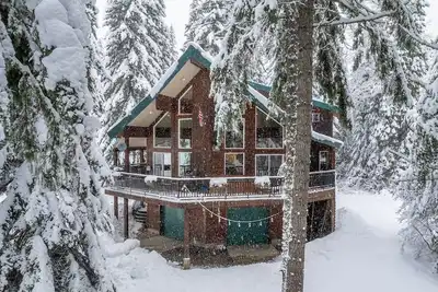 Image de Summer Play, Secluded, Hot Tub, Lakes, Hiking, Game Room, 5 Star Rating AirBnB